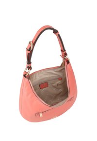 Koraalkleurige leren handtas met een gebogen ontwerp, dubbele handvatten, gouden accenten en een gevoerde binnenkant met een ritsvak en merklabel.