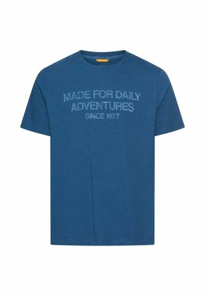 Blå T-shirt med rund hals og korte ærmer med teksten "LAVET TIL DAGLIGE EVENTYR SIDEN 1977" trykt på forsiden.