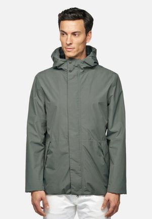 Chaqueta con capucha resistente al agua en color verde olivo, que cuenta con un cierre frontal completo, dos bolsillos y una tela ligera con una textura suave.
