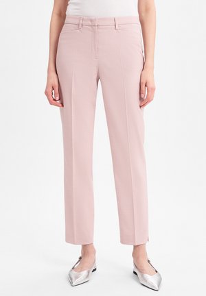 Helle rosa gerade geschnittene Hosen aus strukturiertem Stoff, mit seitlichen Eingrifftaschen und einem glatten Bund, kombiniert mit silbernen spitzen Schuhen.