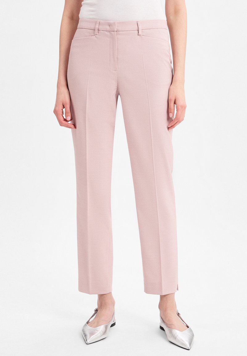 Lichtroze rechte broek met een gestructureerde stof, zijzakken en een gladde tailleband, gecombineerd met zilveren puntige schoenen.