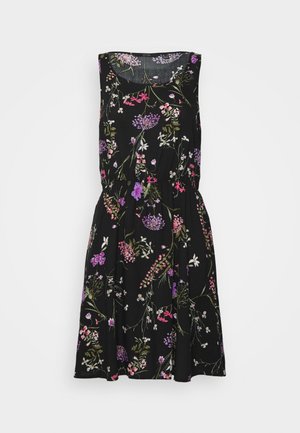 Hihaton musta mekko, jossa on istuva vyötärö ja kukkakuvio violeteissa, pinkeissä ja valkoisissa sävyissä, vihreine varsineen ja lehtineen.