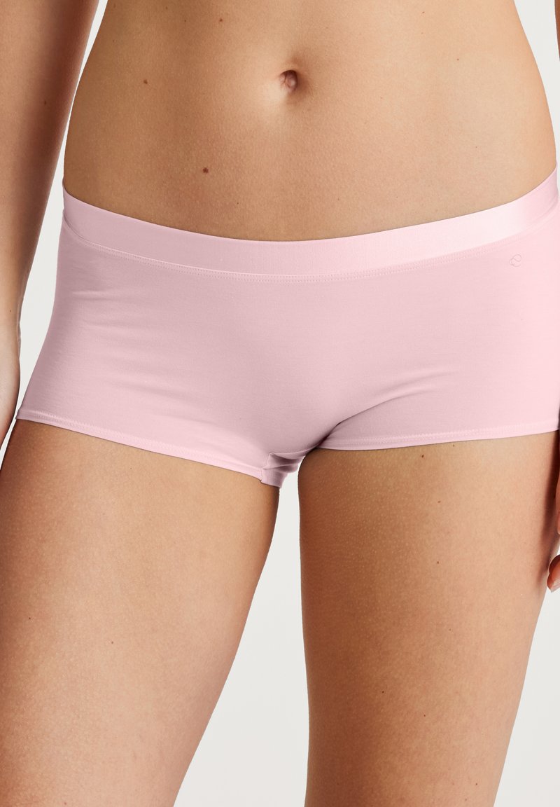 Lichtroze hipster-stijl ondergoed van gladde stof met een zachte elastische tailleband, met een aangesloten ontwerp en naadloze randen.