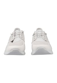 Baskets blanches avec un dessus en mesh, un bout rond et un design à lacets. Des accents texturés et une semelle légère complètent le look.