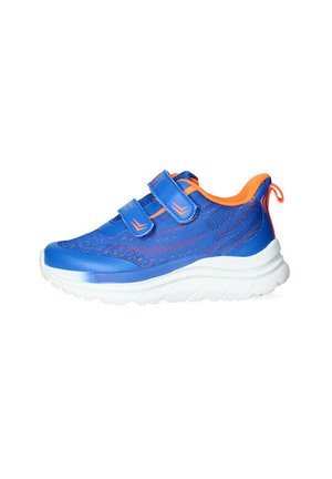 Scarpe da ginnastica blu con accenti arancioni, tomaia in rete, due cinturini in Velcro e una suola bianca spessa progettata per comfort e supporto.