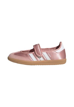 Zapatilla infantil rosa con rayas blancas, cierre de velcro y suela de goma, con el texto 'SAMBA' en el lateral.