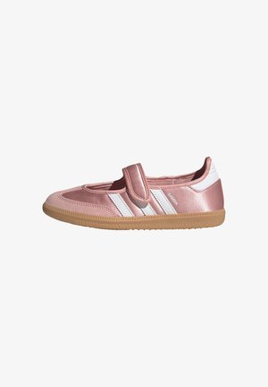 Zapatilla infantil rosa con rayas blancas, cierre de velcro y suela de goma, con el texto 'SAMBA' en el lateral.