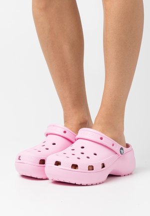 Crocs CLASSIC PLATFORM - Ciabattine con tacco - flamingo