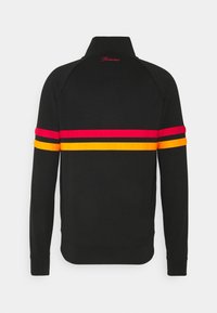 Veste noire à manches longues avec des rayures horizontales rouges et orange dans le dos et texte rouge brodé "Rizzini" sur le col.