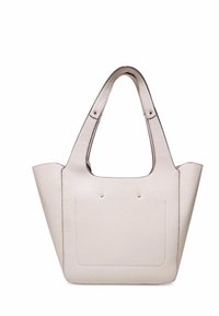 Borsa tote beige con texture, manici doppi, apertura superiore e tasca frontale prominente. Presenta borchie in tono oro e rifiniture a contrasto.