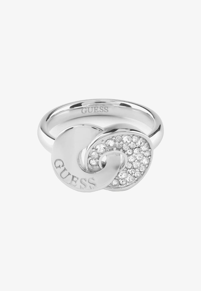 Anello in argento con un design intrecciato e una finitura lucida, dotato di una sezione circolare decorata con rhinestones scintillanti. Logo inciso visibile.