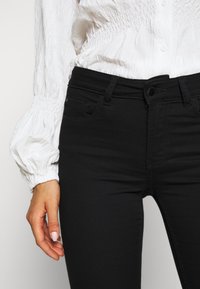 JDY Vaqueros pitillo - black denim