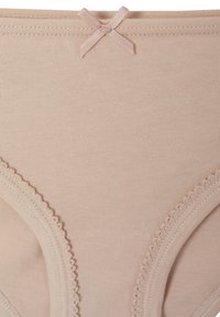 Beige Baumwoll-Slips mit zarter Spitzenverzierung entlang der Kanten und einer kleinen rosa Satin-Schleife in der Mitte des Taillenbundes.
