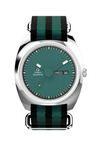 Montre quartz Timex avec un cadran bleu sarcelle, des marqueurs blancs et un affichage de la date. Elle dispose d'un bracelet en nylon rayé noir et vert et d'un boîtier en argent poli.
