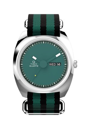 Montre quartz Timex avec un cadran bleu sarcelle, des marqueurs blancs et un affichage de la date. Elle dispose d'un bracelet en nylon rayé noir et vert et d'un boîtier en argent poli.