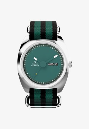 Timex kvartsur med en teal urskive, hvide markører og datovisning. Den har et sort og grønt stribet nylonrem og et poleret sølvhus.