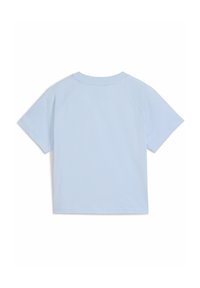 Camiseta de algodón azul claro con mangas cortas, escote redondeado y un corte relajado; presenta mangas raglán para mayor comodidad.