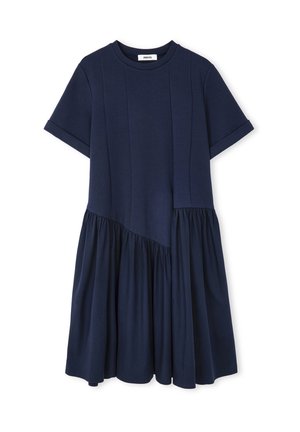 Granatowa sukienka z miękkiego materiału, z okrągłym dekoltem, krótkimi rękawami i rozkloszowaną spódnicą z asymetrycznym szwem.