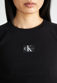 Calvin Klein Jeans LABEL  - Camiseta estampada - black