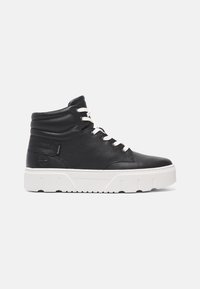 Baskets montantes en cuir noir avec lacets blancs et semelle épaisse en caoutchouc blanc, avec col rembourré à la cheville et logo Timberland sur le talon.