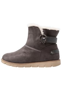 Harmaa mokkasiini nilkkaboot, jonka sisävuori on keinoturkista. Varustettu pyöreällä soljella varustetulla hihnalla ja teksturoitulla kumipohjalla, joka tarjoaa pitoa.