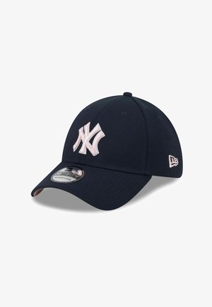 Marineblauer Baseball-Cap mit gesticktem pinkfarbenem NY-Logo, runder Krone, gebogenem Schirm und verstellbarem Rücken. Hergestellt aus robustem Stoff.