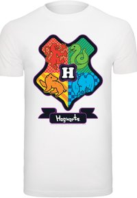 Valge T-särk, millel on värviline Hogwarts'i vapp koos ikoonidega: lõvi, madu, karu ja kotkas. All on mustal ribal kiri "Hogwarts".