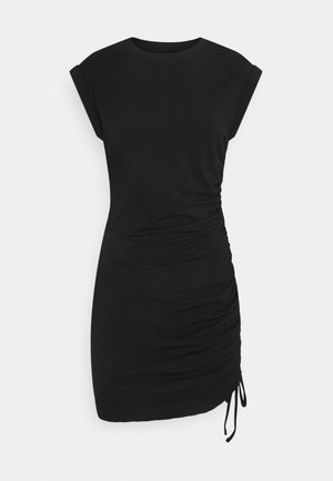 Vestido negro hecho de tela suave, con mangas cortas, cuello redondo y detalles fruncidos en el costado con lazos ajustables en el dobladillo.