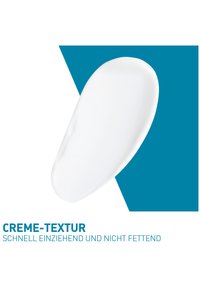 Weißer Creme-Texturstrich auf blau-weißem Hintergrund mit deutschem Text über schnell einziehende, nicht fettende Creme-Textur.