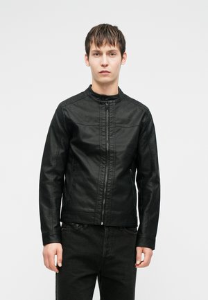 Sort imiteret læderjakke med høj krave, frontlynlås og sidelommer. Har en glat tekstur og tætsiddende design.