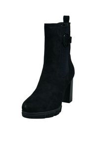 Svart mocka ankelsko med en kraftig klack, elastiska sidopaneler och en dekorativ spänneaccent. Texturerad gummisula för bra grepp.