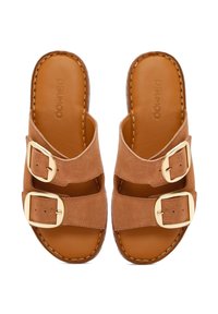 Bruine suède slide sandalen met twee verstelbare banden en vergulde gespen. Glad leren zolen en gestikte randen. Platte zool.