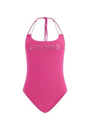 Bañador de una sola pieza rosa con tirantes halter ajustables, que presenta un logo brillante de "GUESS" en la parte delantera y una textura suave y elástica.