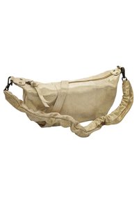 Sac à épaule métallisé doré avec une finition texturée, fermeture zippée et une sangle en tissu froncé. Forme compacte et arrondie pour un transport facile.