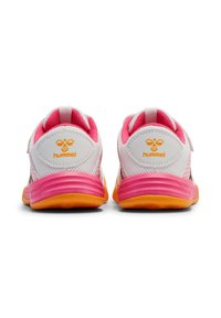 Witte en roze sport schoenen met een gestructureerde mesh bovenkant, klittenbandsluiting en een oranje rubberen zool met een patroon.