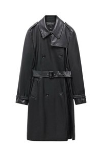 Trench-coat long noir à double boutonnage avec col en cuir, ceinture, sangles aux poignets et épaulettes, présenté sur fond blanc.