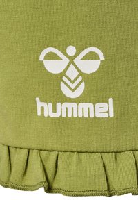 Grön bomullsklädsel med en volangnederkant, präglad vit logotyp av en stiliserad bi och "hummel" text vid den nedre kanten.