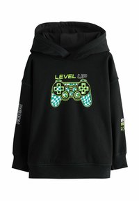 Černá mikina s kapucí, na které je zelená grafika herního ovladače a text "LEVEL UP". Dlouhé rukávy s bílým textem na levém rukávu, měkká tkanina.