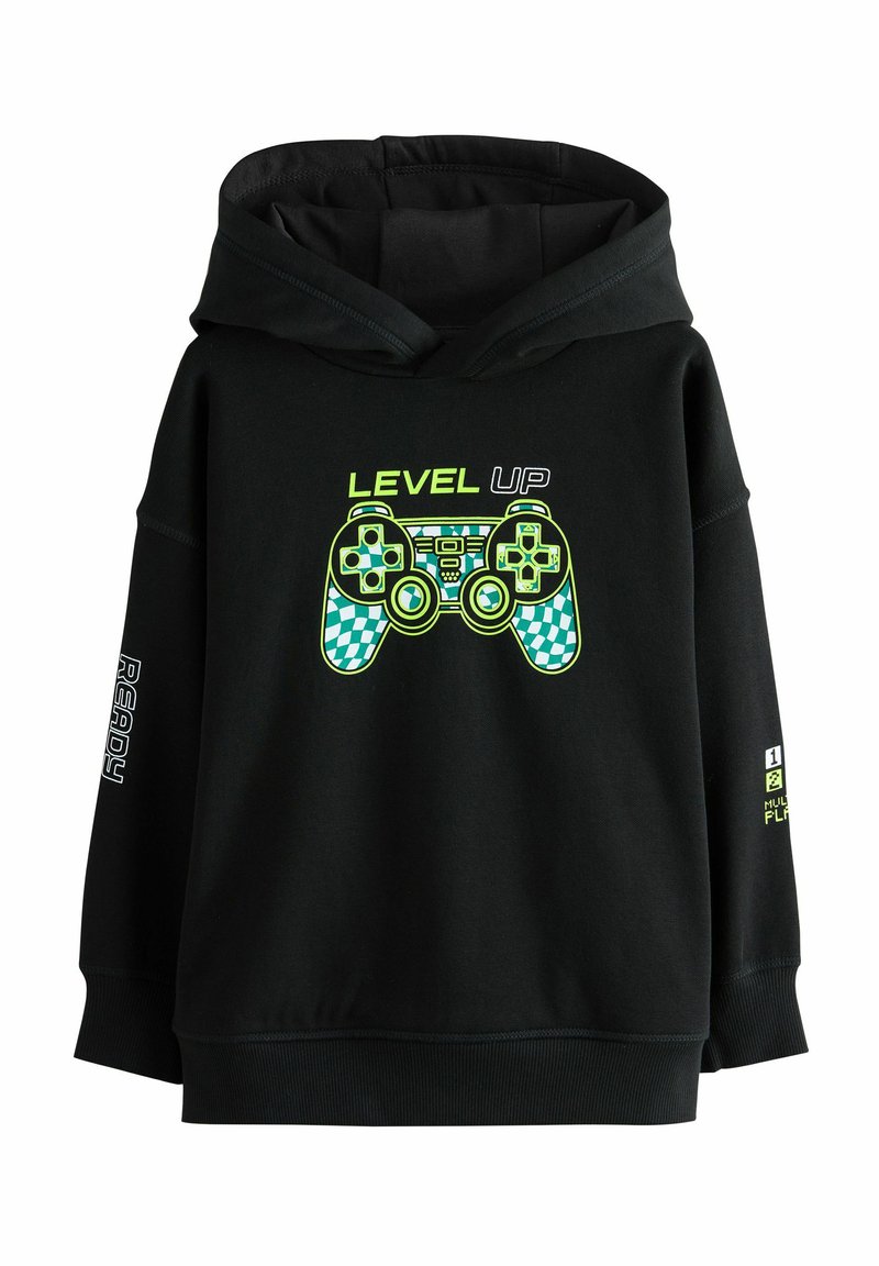 Černá mikina s kapucí, na které je zelená grafika herního ovladače a text "LEVEL UP". Dlouhé rukávy s bílým textem na levém rukávu, měkká tkanina.