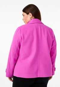 Rosa ullblandad jacka med skräddarsydd krage, synliga sömdetaljer och knäppning på ärmarna, visad från en bakvy.