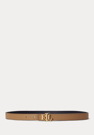 Bruine gestructureerde leren riem met gouden RL-logo gesp en twee verstelgaten op een effen lichte achtergrond.
