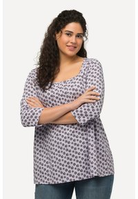 Blusa de color púrpura claro con patrones circulares negros, de mangas tres cuartos y escote de barco, hecha de una tela suave, de corte holgado.