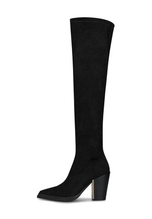 Bota de ante negro hasta la rodilla con punta afilada y tacón alto grueso con un detalle metálico en la parte trasera.