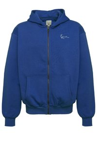 Kék cipzáras kapucnis pulóver puha anyagból, kenguruzsebbel, bordázott ujjvégekkel és a mellkason fehér hímzett logóval.