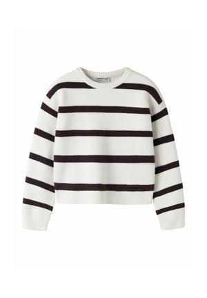 Pull en maille côtelée blanche avec des rayures horizontales noires et des manches longues, avec un col rond.