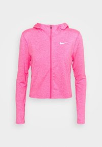Roze ritshoodie gemaakt van lichtgewicht, gestructureerde stof met een aangesloten ontwerp en een capuchon. Heeft een klein wit Nike-logo op de borst.