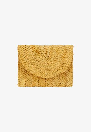 Pochette en paille tissée de couleur jaune, avec un rabat arrondi et un motif texturé, présentant un tressage complexe et une forme rectangulaire.