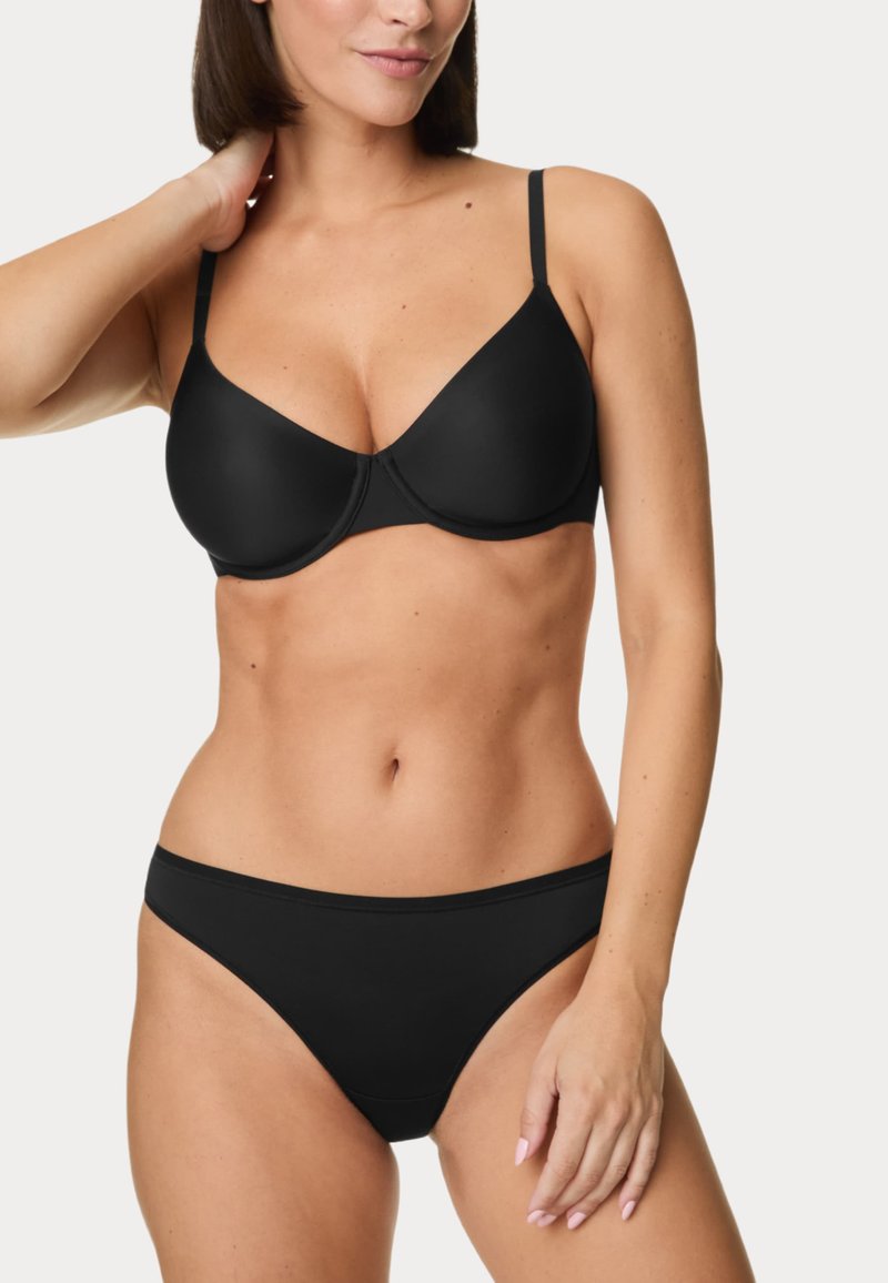 Ensemble de lingerie noire comprenant un soutien-gorge lisse et rembourré avec des bretelles réglables et un bas de bikini assorti. Design simple et sans couture.