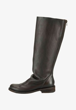 Bottes hautes en cuir brun foncé avec bout rond, talon plat, fermeture éclair latérale et logo discret embossé près du talon, présentées de profil sur fond blanc.