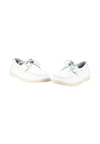Zapatos de barco de cuero blanco con suelas de goma beige, presentan una textura suave, punteras redondas y cordones grises. Detalles de costura a lo largo de los bordes.